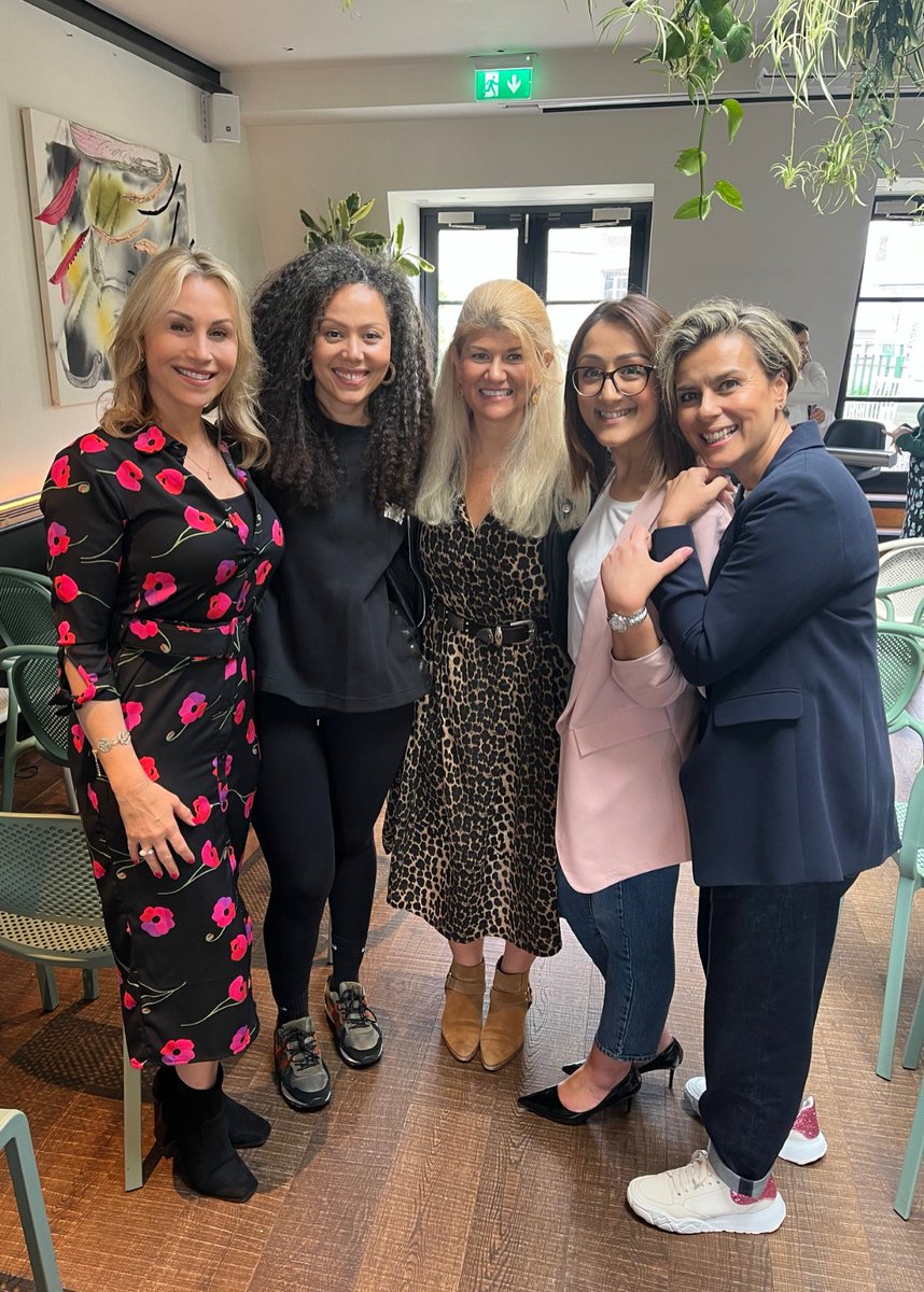 sophieRblake's tweet photo. And I finally got to meet the gorgeous @frodayss Nina, who also has stage 4 Breast Cancer &amp; works tirelessly to raise awareness of Triple Negative BC. We’ve been chatting online for over a year so it was great to finally meet face to face, alongside these other amazing ladies ❤️ https://t.co/L9E5GVNruD