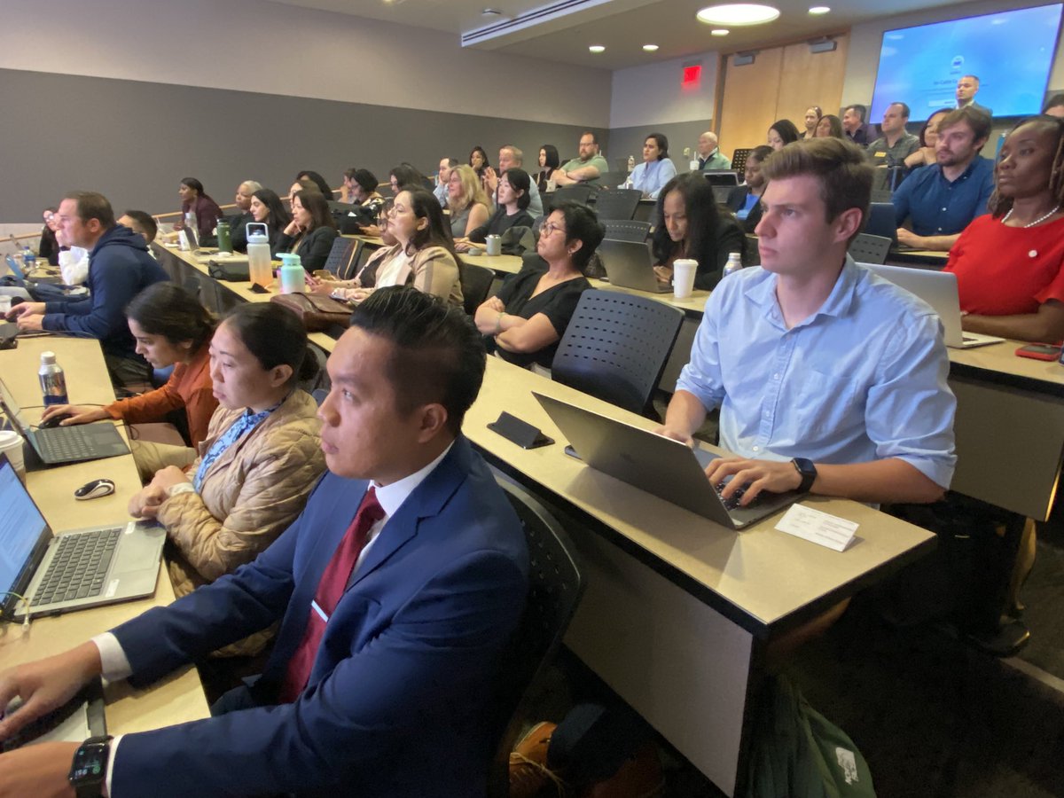 USCMPAOnline's tweet photo. #MPA #Capstone #CaseChallenge. Our second team takes on #community banking crisis @USCPrice @USCPrice #Residency https://t.co/6ToCmSYpZ4