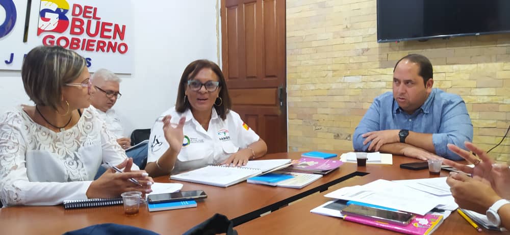 regulolacruz's tweet photo. #10May Recibimos a la Autoridad Única de Educación @PiedadQuintana1 junto a los representantes de la @unicefvenezuela para trazar el plan de acción en función de impulsar políticas para la calidad educativa en #LaNuevaTejerias 

@NicolasMaduro 
@Soykarinacarpio 

#MaduroMasPueblo https://t.co/DVzxV5fzOD