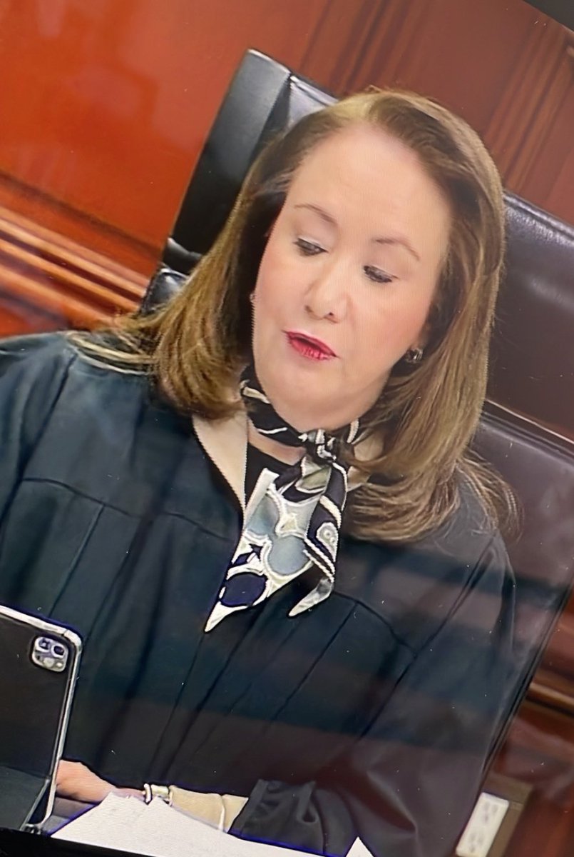 rthur013's tweet image. Personas que SÍ compraron su título en Santo Domingo...

Delfina Gómez
Yasmín Esquivel