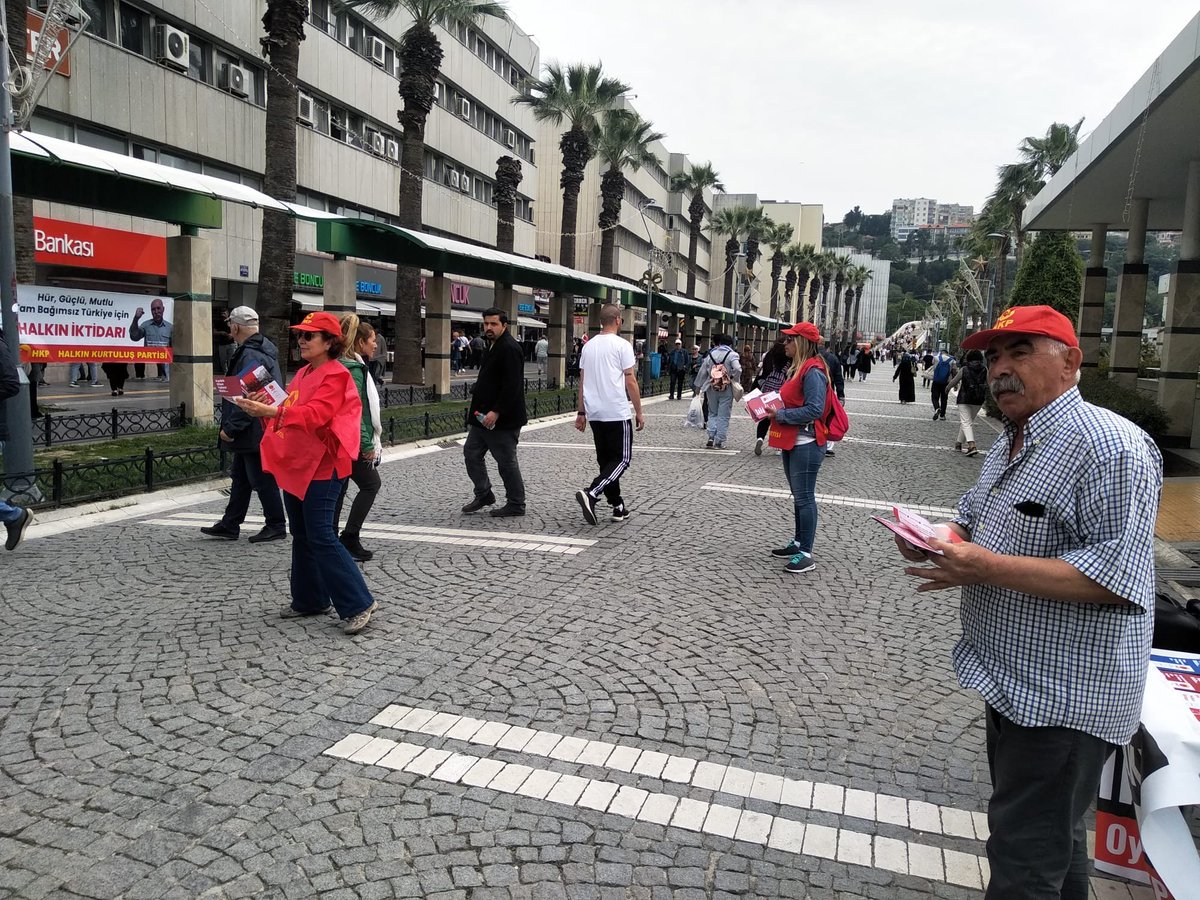 kurtuluspartisi's tweet photo. 📍İzmir
Seçim çalışmalarımız hız kesmeden sürüyor. İzmir Konak'ta stant açtık ve bildiri dağıtımı gerçekleştirdik.
14 Mayıs Seçimlerinde oylar, Emekçi Halkımızın tek temsilcisi HKP’ye!
#HKPyeOyVer
#FarklıOlanYalnızBiziz https://t.co/tyI5YYZqQt