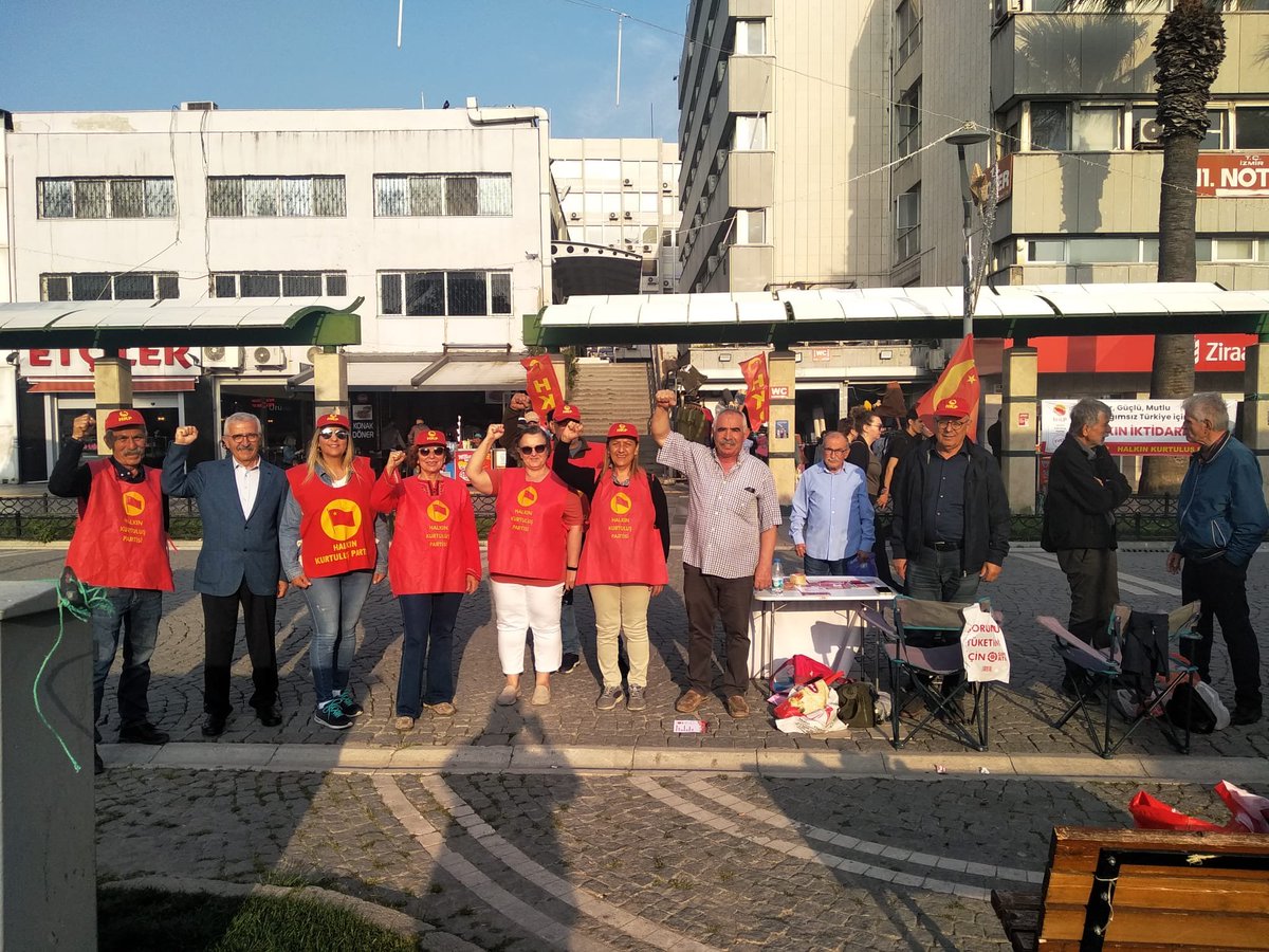 kurtuluspartisi's tweet photo. 📍İzmir
Seçim çalışmalarımız hız kesmeden sürüyor. İzmir Konak'ta stant açtık ve bildiri dağıtımı gerçekleştirdik.
14 Mayıs Seçimlerinde oylar, Emekçi Halkımızın tek temsilcisi HKP’ye!
#HKPyeOyVer
#FarklıOlanYalnızBiziz https://t.co/tyI5YYZqQt