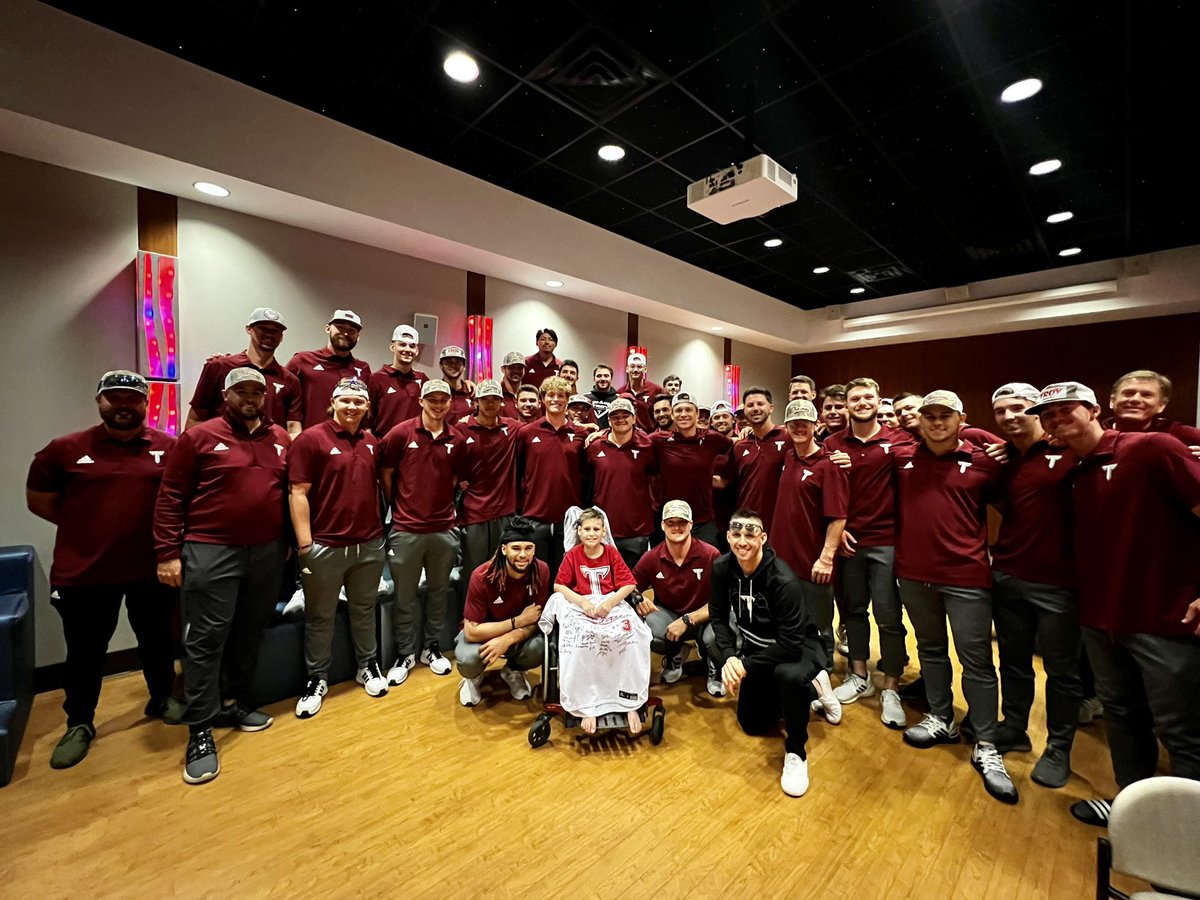 TroyTrojansBSB's tweet photo. Couldn’t make the trip up to Marshall without stopping and surprising our biggest fan Correy!

#BoysOfTroy 🛡 | #OneTROY ⚔️⚾️ https://t.co/iLg6v2H4SM