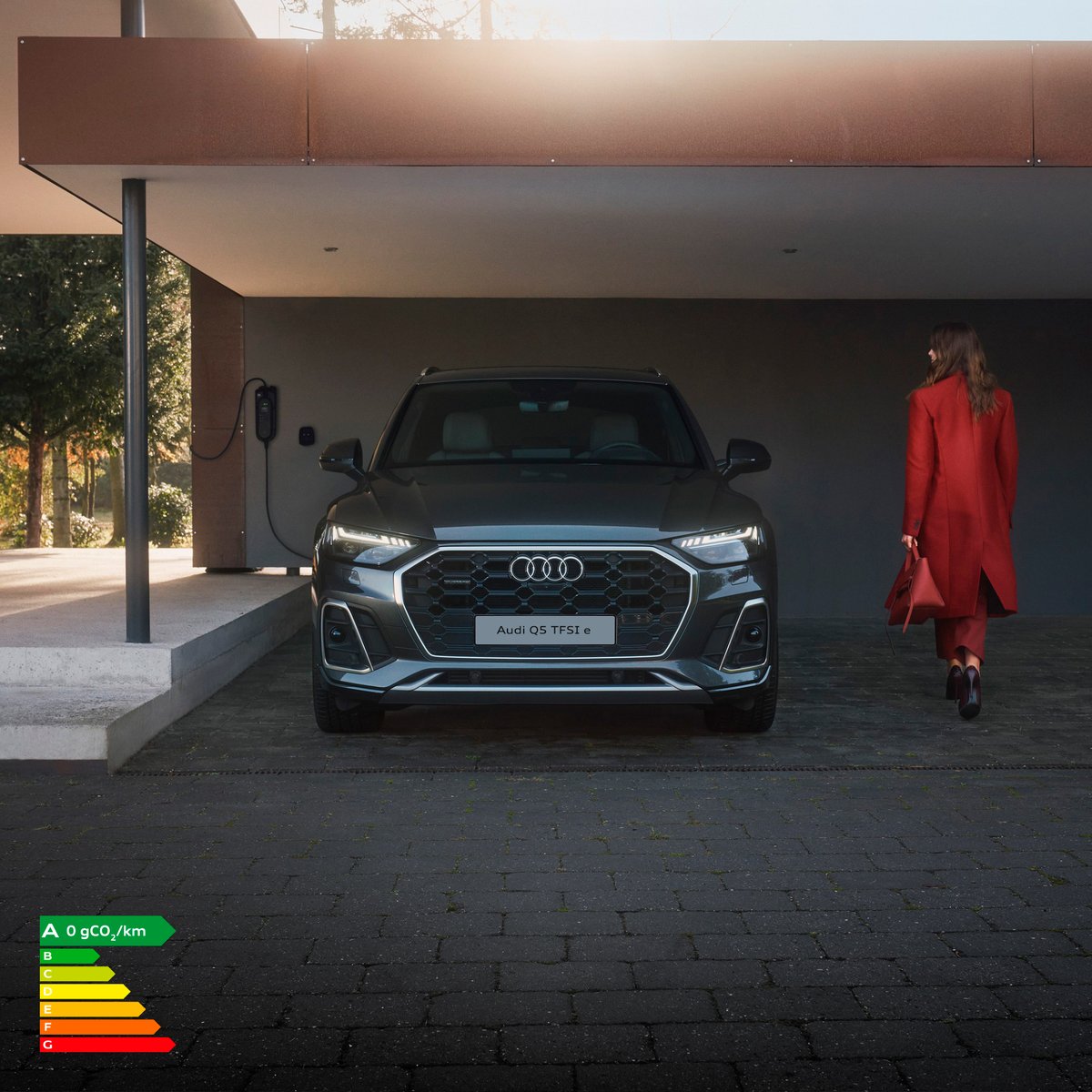 Audi_Montigny's tweet photo. Deux motorisations pour une puissance combinée de 367 ch alliant sportivité et élégance. Découvrez l'Audi Q5 TFSI e. 🔌 

_
Au quotidien, prenez les transports en commun.
#SeDéplacerMoinsPolluer https://t.co/PLpSI50pzX