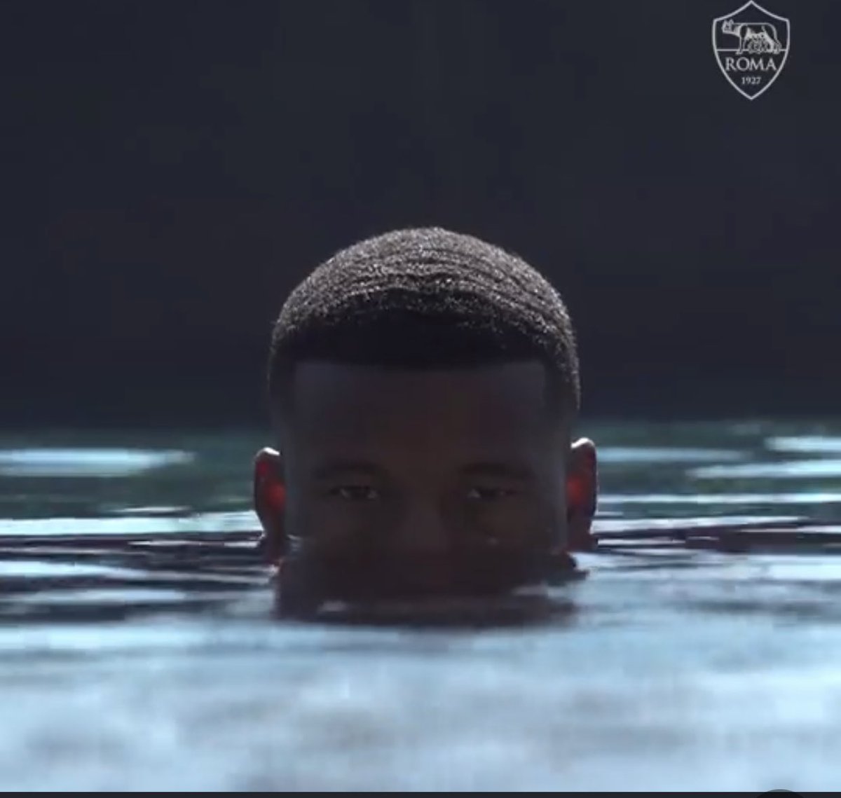 THREAD : les présentations de joueurs les plus INSOLITES du football