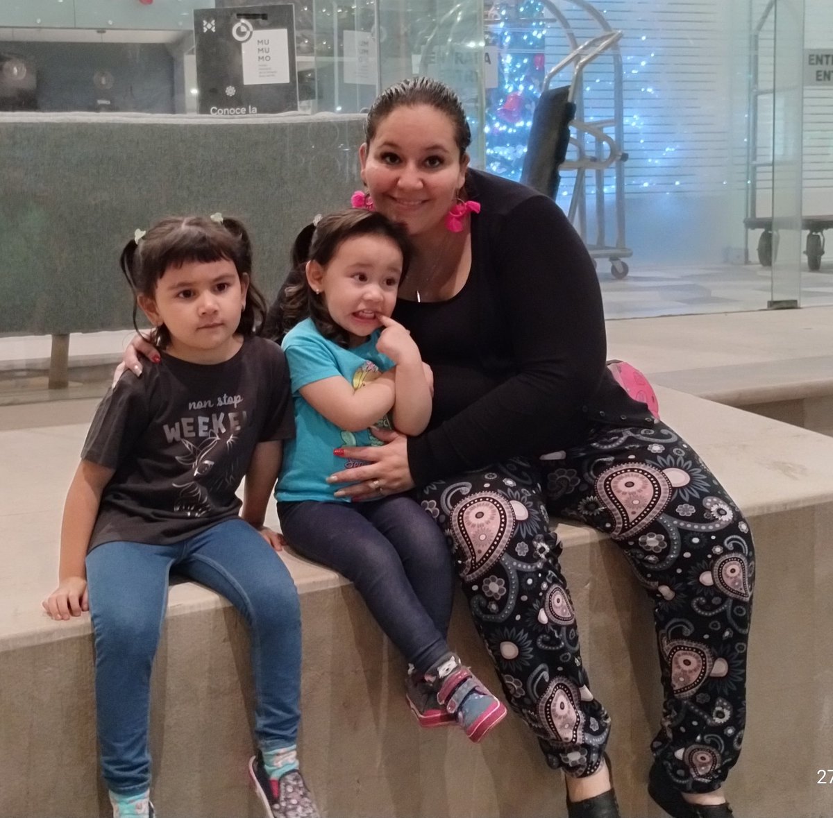jescalantev's tweet photo. Felicidades @gi_gi005 por ser la gran mamá de nuestras princesas, te amamos ❤️
#FelizDiaDeLasMadres https://t.co/MeQZPGquzK