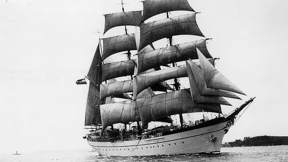 Pomm_Greif's tweet photo. In #Stralsund liegt im Hafen die #Gorch #Fock. Nicht das Segelschulschiff der Bundesmarine, sondern der 1933 gebaute Vorgänger. Nach dem Krieg unter sowjetischer und ukrainischer Flagge, soll das Boot jetzt in den Besitz der Stadt Stralsund übergehen.
https://t.co/zOXiSWi3i8 https://t.co/F2XUCat411