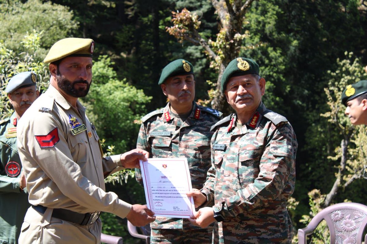 #LtGenUpendraDwivedi, #ArmyCdrNC visited Vill. Machna, #Kishtwar to thank villagers for providing timely invaluable assistance in aiding the air crew,who  made precautionary landing on the bank of River Marua.
Thanks to these villagers for this highly appreciated job.
#Indian