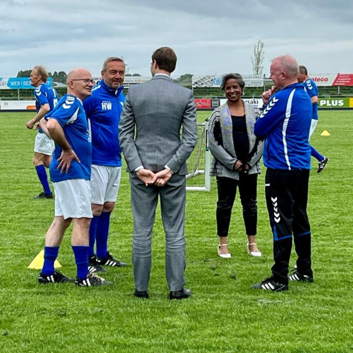 Nat. Ouderenfonds (@ouderenfonds) on Twitter photo Vandaag bezocht staatssecretaris Volksgezondheid, Welzijn en Sport <a href="/MaartenOoijen/">Maarten van Ooijen</a> het OldStars team van <a href="/vvserooskerke/">v.v. Serooskerke</a>. Hier blijven ouderen samen in beweging en dat is ontzettend belangrijk in de strijd tegen eenzaamheid! #eentegeneenzaamheid #beweegalliantie #beweegweek Vandaag bezocht staatssecretaris Volksgezondheid, Welzijn en Sport <a href="/MaartenOoijen/">Maarten van Ooijen</a> het OldStars team van <a href="/vvserooskerke/">v.v. Serooskerke</a>. Hier blijven ouderen samen in beweging en dat is ontzettend belangrijk in de strijd tegen eenzaamheid! #eentegeneenzaamheid #beweegalliantie #beweegweek