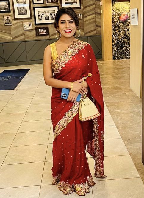 At a wedding ceremony 😊
#suchetanasinha #suchetana #suchetanasinhasinger #saree #indianwear #indianoutfit #indianattire #ethnic #ethniclook #traditionallook #tradionaloutfit #traditional #formal #formallook #fashion #indianwoman #womensfashion #style #sareefashion #red