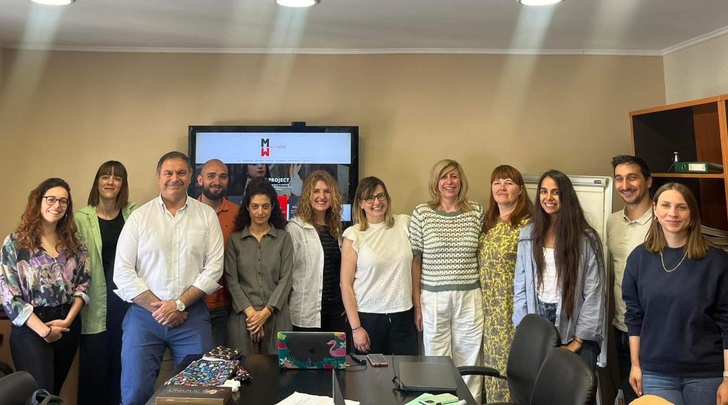 CECUconsumo's tweet photo. ¿Están las personas consumidoras expuestas a altos niveles de desinformación y #FakeNews? ¿Cómo afecta esto a nuestras democracias?

🇬🇷 Esta semana nos hemos reunido en Atenas con todos los participantes del proyecto #Mediawise 📰 para avanzar en la respuesta a estas preguntas. https://t.co/PW1x5fTYVf