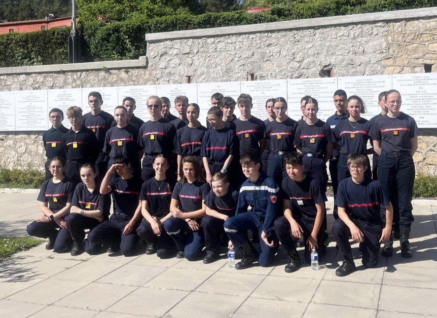 jspmarvejols's tweet photo. Mercredi 03 Mai 2023 

Mercredi dernier, les JSP de Marvejols, accompagnés des JSP de St Chely et de Meyrueis, ont visités @ECASCVALABRE 
Apres l’accueil et le présentation de l’école par le colonel Roland Mijo, nos apprentis JSP ont testé les différents simulateurs pour feu1/3 https://t.co/2hygoj8uj0