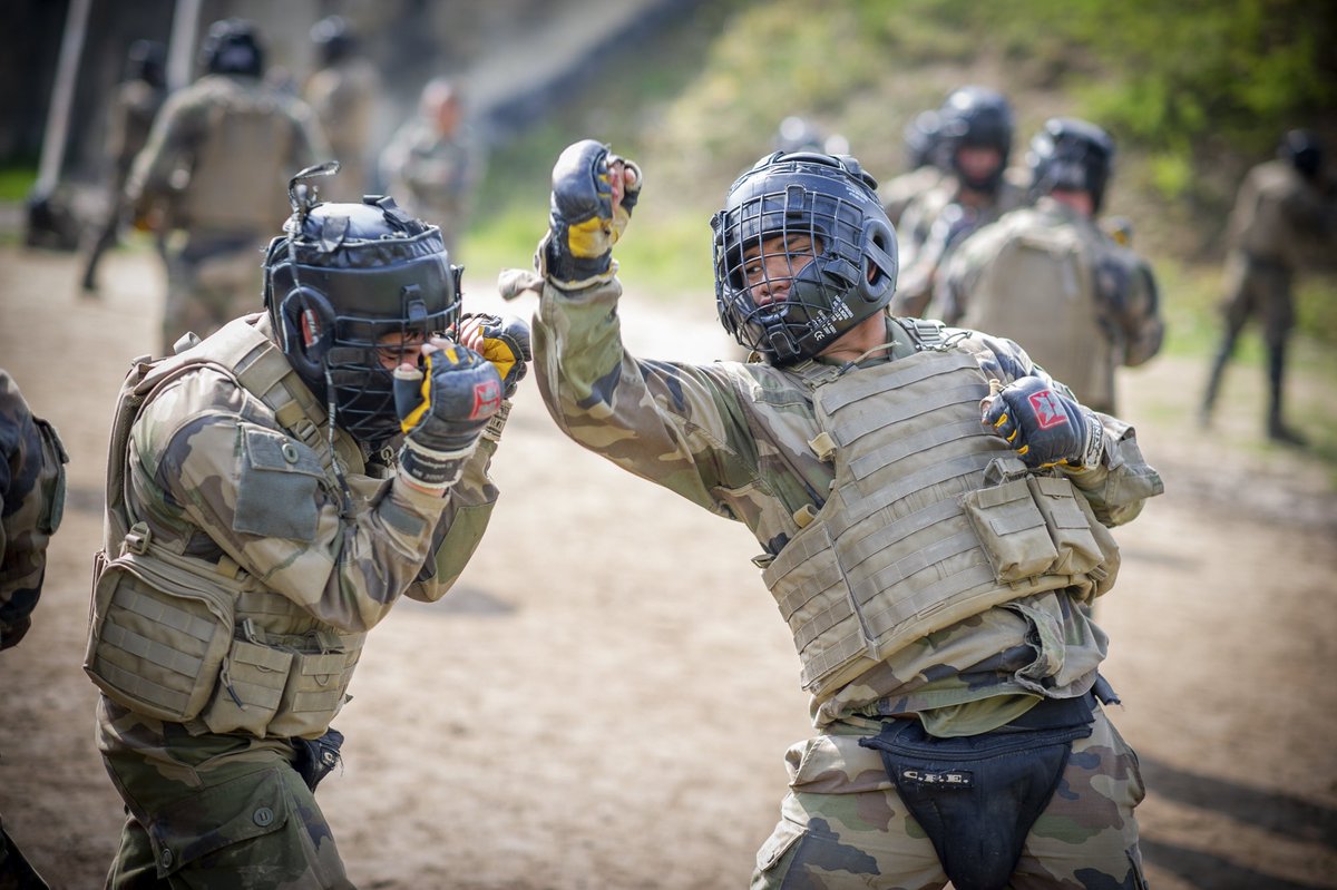 1er_ra's tweet image. 🚨#MercrediCitation :
« La sueur épargne le sang ! »
Nos #SoldatsOps repoussent sans cesse leurs limites pour atteindre un haut niveau de préparation opérationnelle et ainsi être en mesure de prendre l’ascendant sur l’ennemi lors des #MissionsOps ! 👊 #decombat