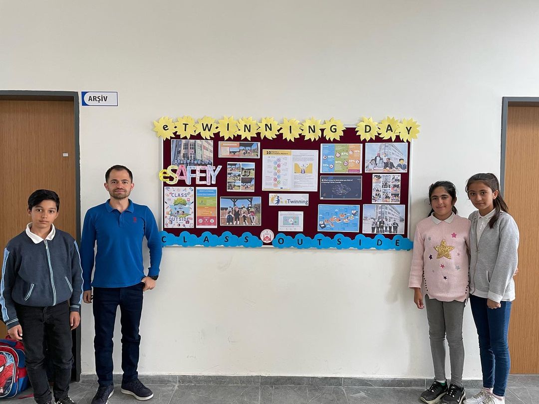 Okulumuzda yürütülen Class Outside eTwinning Projesi doğrultusunda #eTwinningDay kapsamında okul panosu hazırlandı.
<a href="/Edirne_MEM/">Edirne İl Millî Eğitim Müdürlüğü</a> <a href="/Dr_Onderarpaci/">Dr. Önder ARPACI</a> <a href="/kaymakam_enez/">Enez Kaymakamlığı</a>
<a href="/EnezMem/">Enez İlçe MEM</a> @vedatuzun22