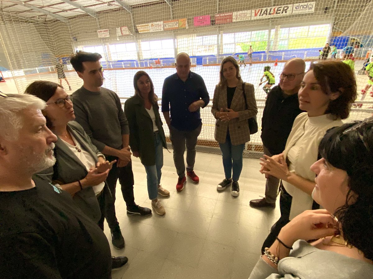 ERCArenysdeMar's tweet photo. Les noies del @charenysdemar un bon exemple de l’esport femení #arenysdemar. Una aposta de legislatura @esportcat i pel proper mandat @morenonogue. Amb @futsalarenys parlem del camp de #futbol7 per disposar tothom de més espais d’entrenament, per tots els equips i categories. https://t.co/H4WRxyZa9p
