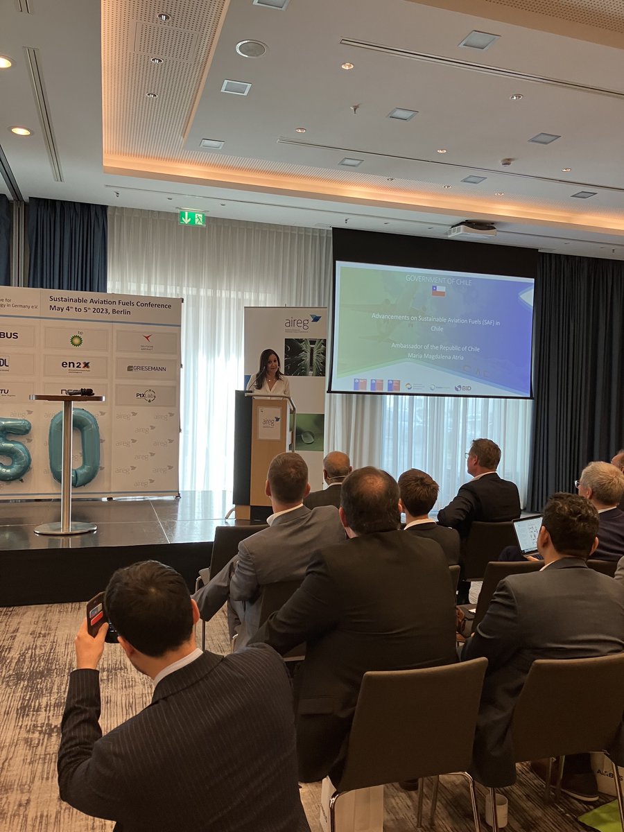 La embajadora <a href="/MagdalenaAtria/">María Magdalena Atria Barros</a> de la <a href="/embachileberlin/">Botschaft von Chile in Deutschland</a> fue parte de la Conferencia SAF 2023 en Berlín, organizada por #Aireg, donde presentó sobre el programa <a href="/VueloLimpio/">Vuelo Limpio</a> y la mesa de trabajo de SAF en Chile 🛫   

Detalles en bit.ly/3HV4ljV

<a href="/Agencia__SE/">AgenciaSE</a> <a href="/AeronauticaCL/">Junta de Aeronáutica Civil</a>