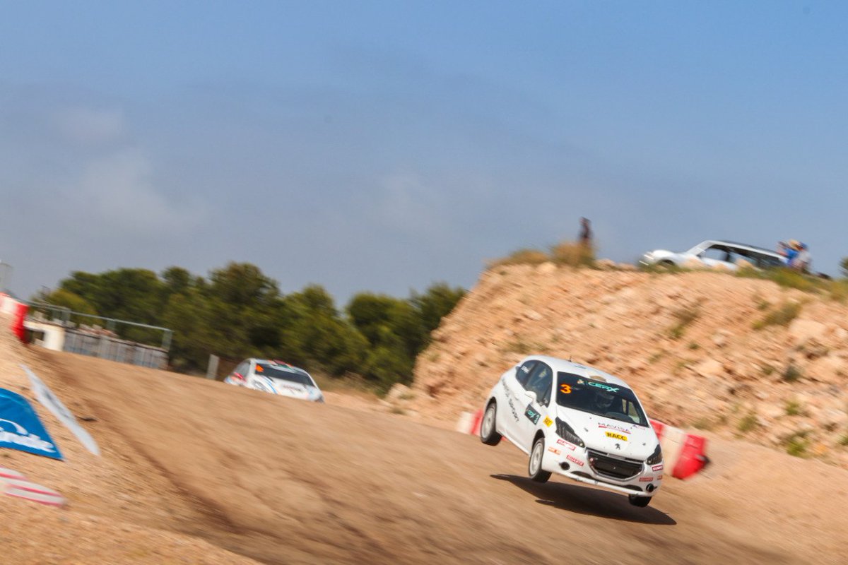 CERX_RFEDA's tweet photo. 🔴 SERGI PÉREZ - PEUGEOT 208 R2

La muestra de la convergencia de mundos que es el #RX, ganando el #VolantRACC y proclamándose Campeón de la Copa de España de Rallycross en su primera edición 🏆

¡Gracias, @sergiperezbe! Un orgullo para nosotros 🤗

#CERX2🔴 #CERX #Rallycross https://t.co/7lvnJxSyvg