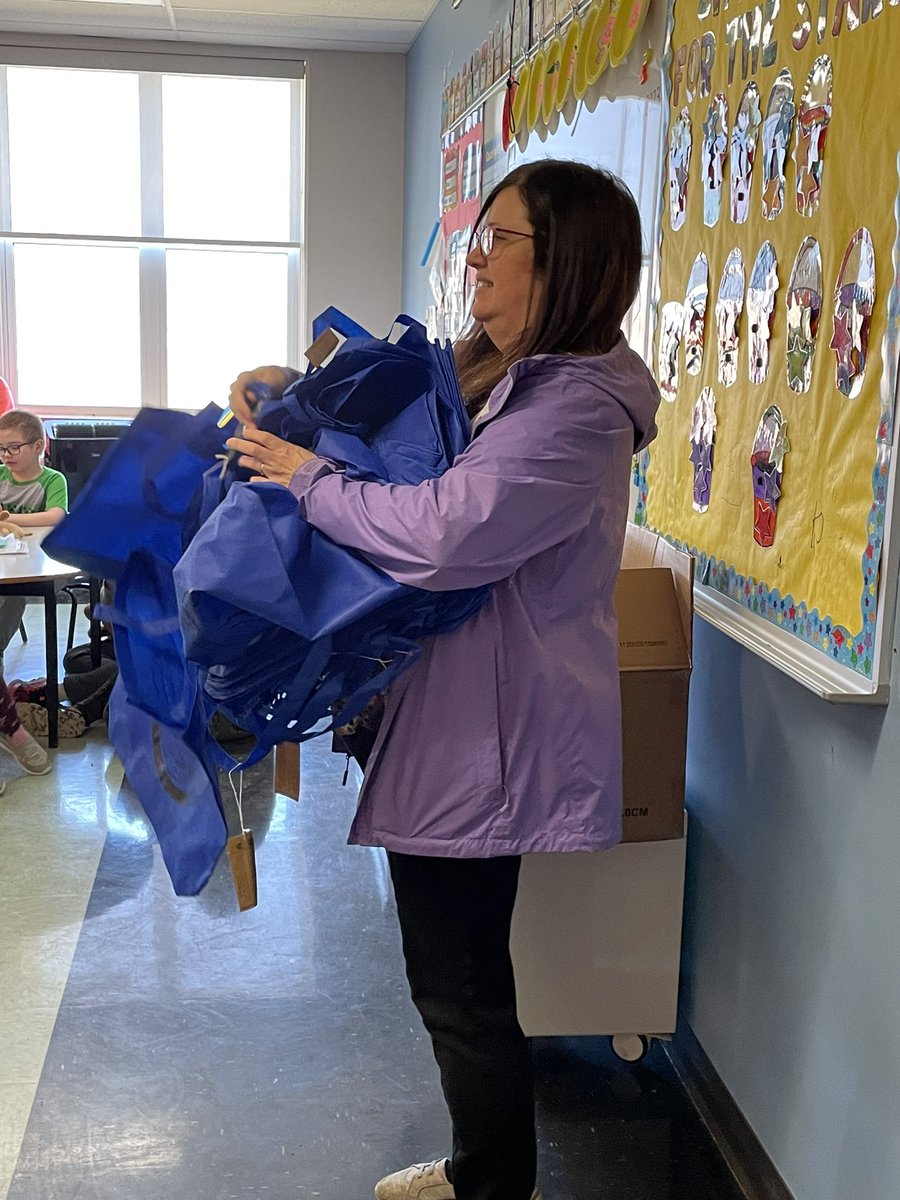 At We’koqma’q school where they had a celebration for #BearWitnessDay and had their teddies! We passed out our Jordan’s Principle bags to all the students! #JordansPrinciple 🧸