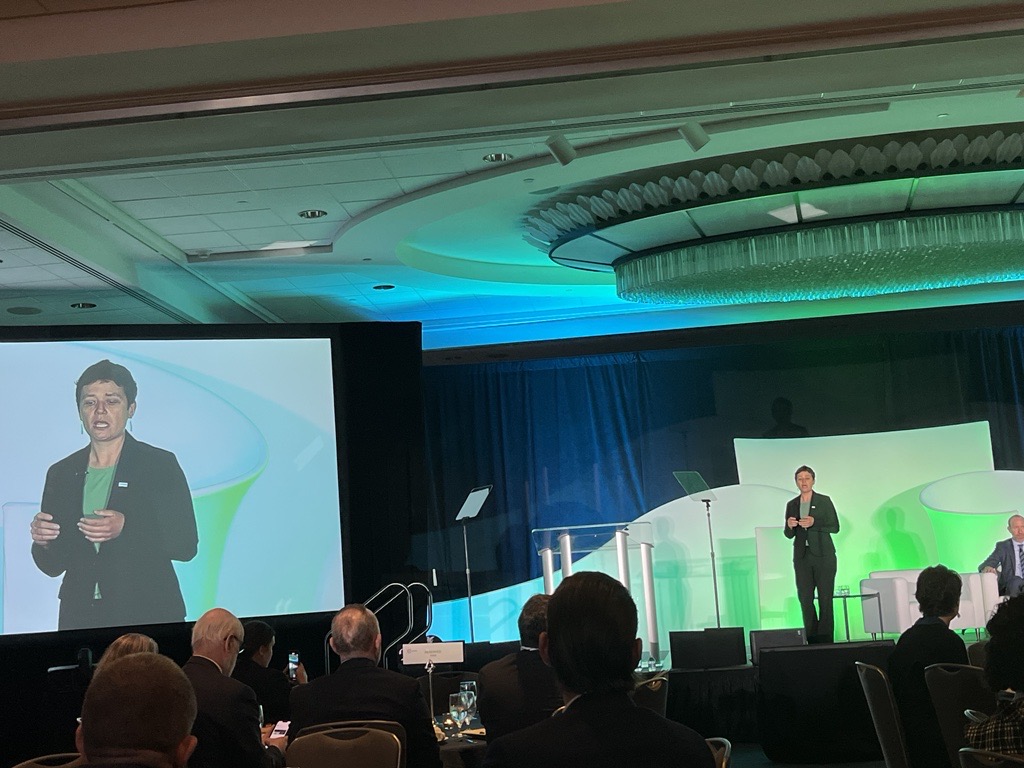 AeroFarms's tweet image. On the last day of @AIMforClimate, we're listening to @FoundationFAR ED Saharah Moon Chapotin discuss research on how to increase "flavor and nutrition in leafy greens designed to grow indoors." 

Learn more about our work with #FFAR: foundationfar.org/consortia/prec… 

#AIM4CSummit #AIM4C