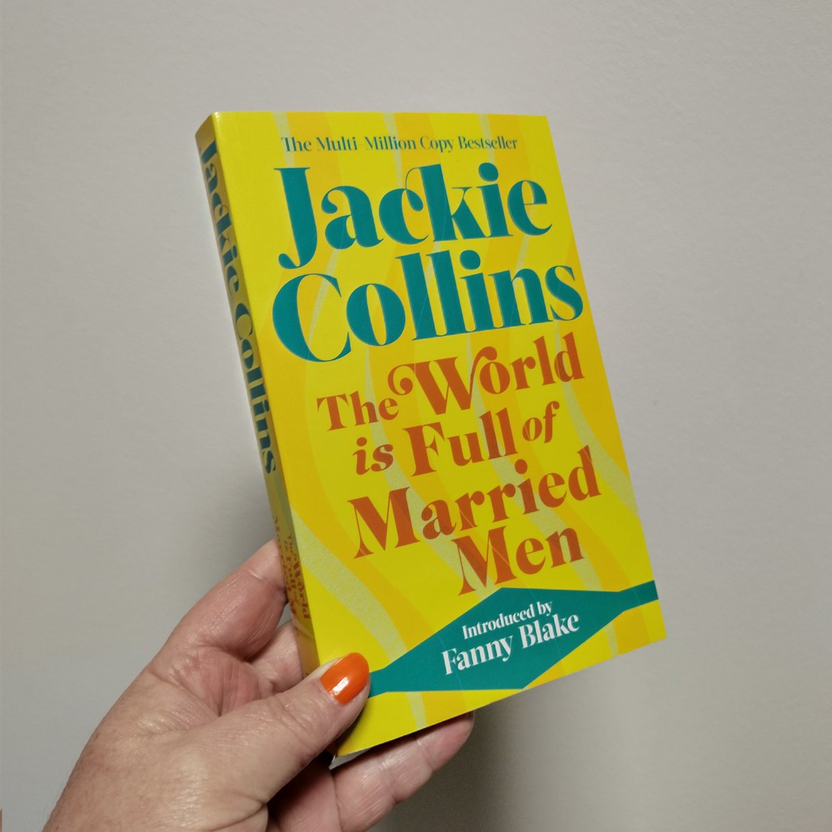 Just 2 weeks till the brand new PB edition of global multi-million copy bestseller &amp; literary superstar <a href="/jackiejcollins/">Jackie Collins</a>'s debut novel #TheWorldIsFullOfMarriedMen (featuring an intro by <a href="/FannyBlake1/">Fanny Blake</a>) publishes!

Don't delay, pre-order today!
simonandschuster.co.uk/books/The-Worl…

#BeMoreJackie