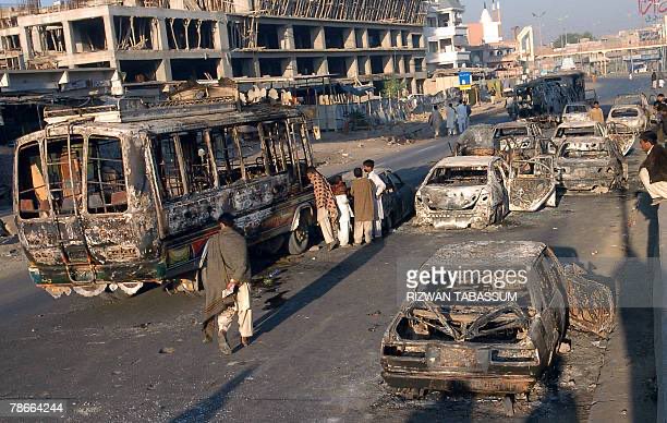 shahrookhh's tweet photo. The images speak of the sabar showed by PPP on 27th December 2007. What a moron. https://t.co/bQcCcS6iip