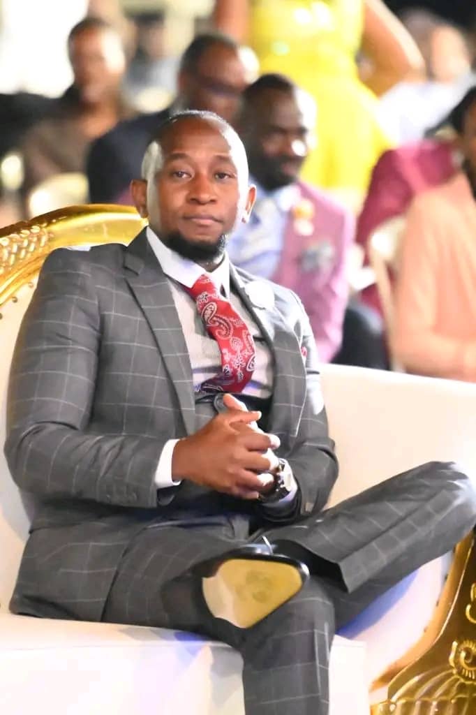 MsMutuzo's tweet photo. Talk about owning your space! Intimidation, fear, timidity and the cousins have nothing on you😎. 

#ProphetElvisMbonye the very manifestation of Z.O.E💃
#BeingRooted https://t.co/z3suFNP6nm
