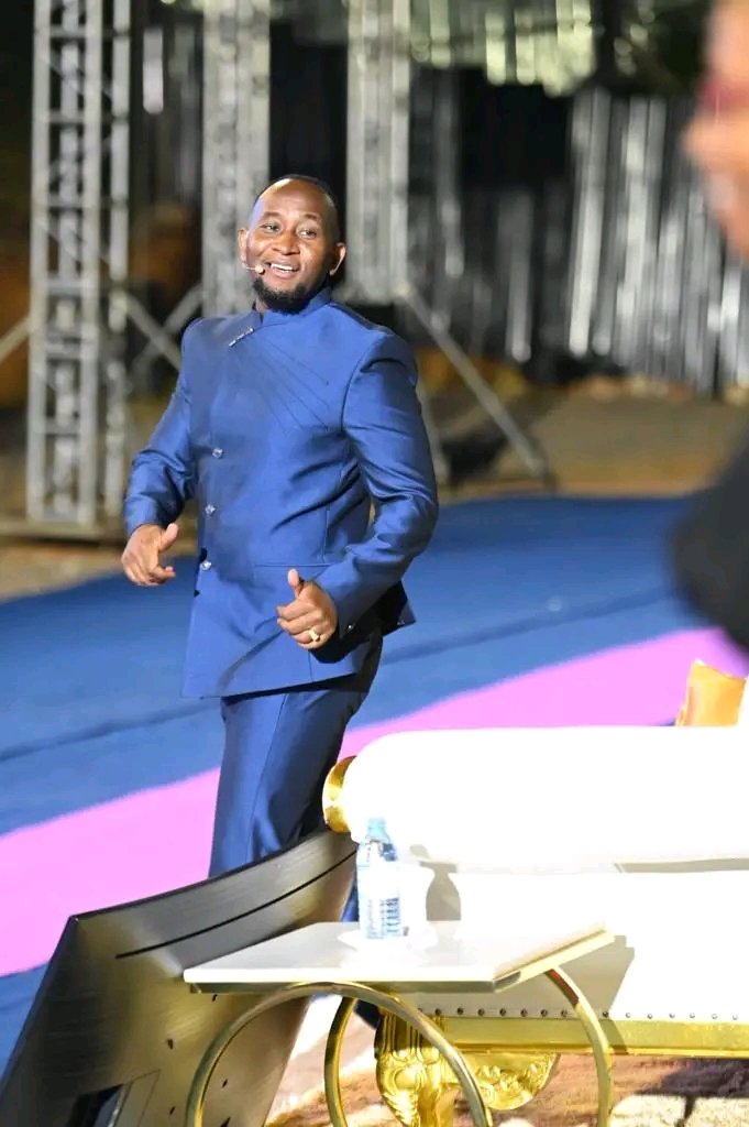 MsMutuzo's tweet photo. Talk about owning your space! Intimidation, fear, timidity and the cousins have nothing on you😎. 

#ProphetElvisMbonye the very manifestation of Z.O.E💃
#BeingRooted https://t.co/z3suFNP6nm