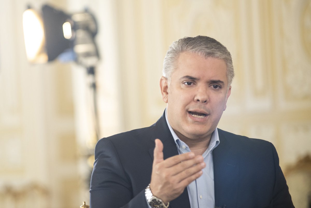 ElRoRodry's tweet photo. "Con los narcos no se negocia, con ellos se hacen parrandas y paseos de finca" https://t.co/Dkt4pQKzNh