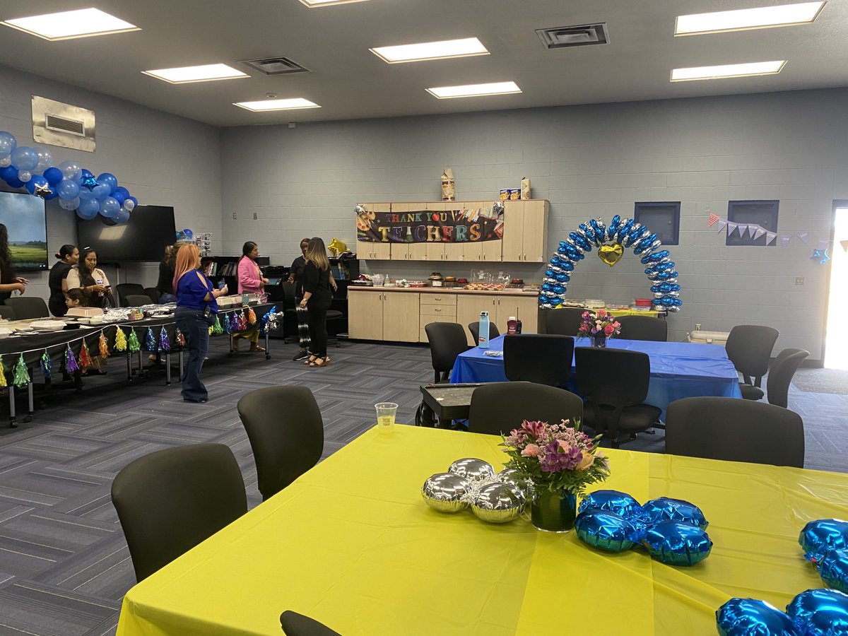 Our amazing Borman parents have treated us to some amazing food! The success of our school and students would not be possible without them ❤️ ⁦<a href="/BormanCSD83/">Borman Elementary</a>⁩ #oneteamunafamilia