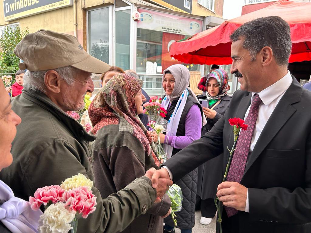 📌DİLOVASI 
📌Çarşamba Pazar Alanı

Milletvekilimiz Sn. Cemil YAMAN, İlçe Başkanımız Sn. İlhan YILDIRIM, Sn. Hamza ŞAYİR, İl Yöneticimiz Sn. Halil İbrahim Arslan, İlçe teşkilat yöneticilerimiz ile birlikte “Anneler Günü” sebebiyle karanfil dağıtımı programına katılım sağladık.