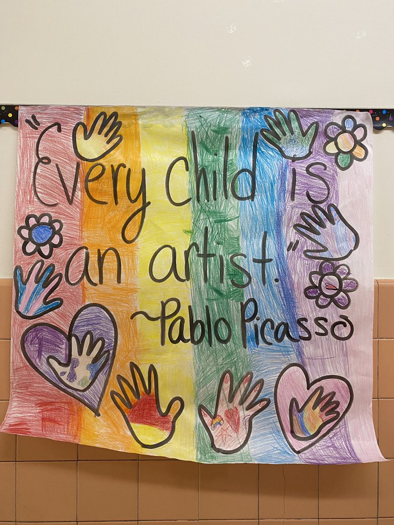 MsDTeachesArt's tweet photo. Hallway decorations at @BGreenSchool 🎨🖌️👩‍🎨🧑‍🎨❤️ https://t.co/UTxxPuDjR0