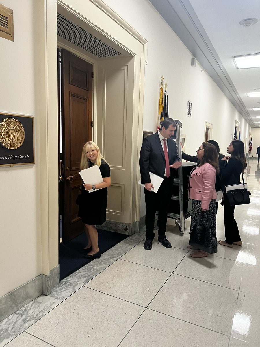 #ACRHillDay2023 
Just caught a glimpse of Dr. Lorelei, rushing into the room with an eager expression on her face! Can't wait to hear what important topics she'll be discussing  #CapitolHill #WashingtonDC #history 🇺🇸🏛️🗣️#radvocacy
#ACR2023