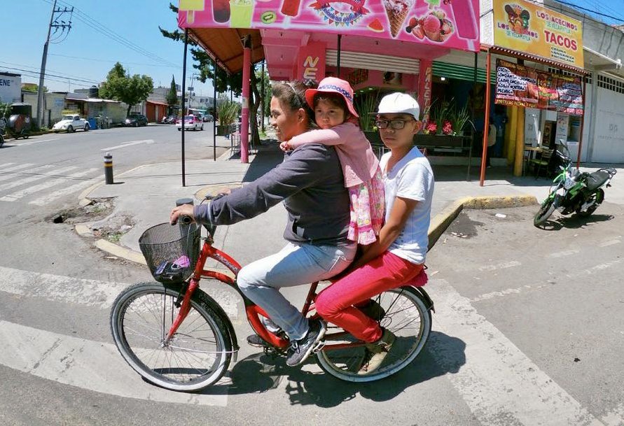 bitlamx's tweet photo. ¡Feliz día y salud para todas las madres ❤️ ciclistas 🚲 de #Tláhuac y del mundo 🌍 ! 

#PuebloBicicletero #BitlaMX #BiciTláhuac #CiclistadeBarrio 🚲❤️ https://t.co/W5jYoxNZJ6