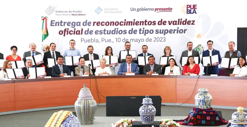 SEPGobPue's tweet photo. Puebla tiene oportunidades de crecimiento académico, es por ello, que debemos generar condiciones para formar profesionales, señaló el gobernador @SergioSalomonC en la entrega de "Reconocimientos de Validez Oficial de Estudios de tipo Superior". 1/3 https://t.co/9Zh67cSg8q