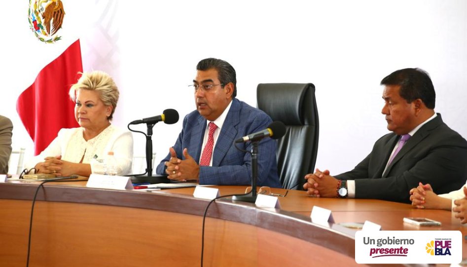 SEPGobPue's tweet photo. Puebla tiene oportunidades de crecimiento académico, es por ello, que debemos generar condiciones para formar profesionales, señaló el gobernador @SergioSalomonC en la entrega de "Reconocimientos de Validez Oficial de Estudios de tipo Superior". 1/3 https://t.co/9Zh67cSg8q