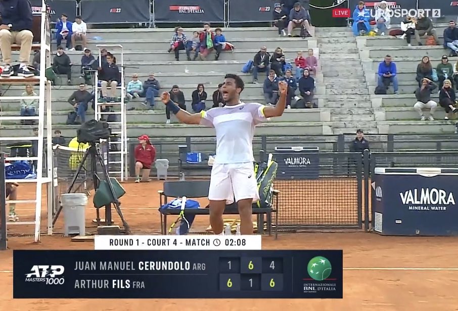 BenoitMaylin's tweet image. 🇫🇷 Nomdidiou! Quelle fin de match de Arthur Fils, 18 ans 119e sorti des qualifs, qui réussit des merveilles malgré la pression alors que JM Cerundolo 21 ans 105e lui a craqué.
6/1 1/6 6/4 en 2h12
1ère victoire en M1000
Next Holger Rune, 20 ans 7e
🥳👍🍿