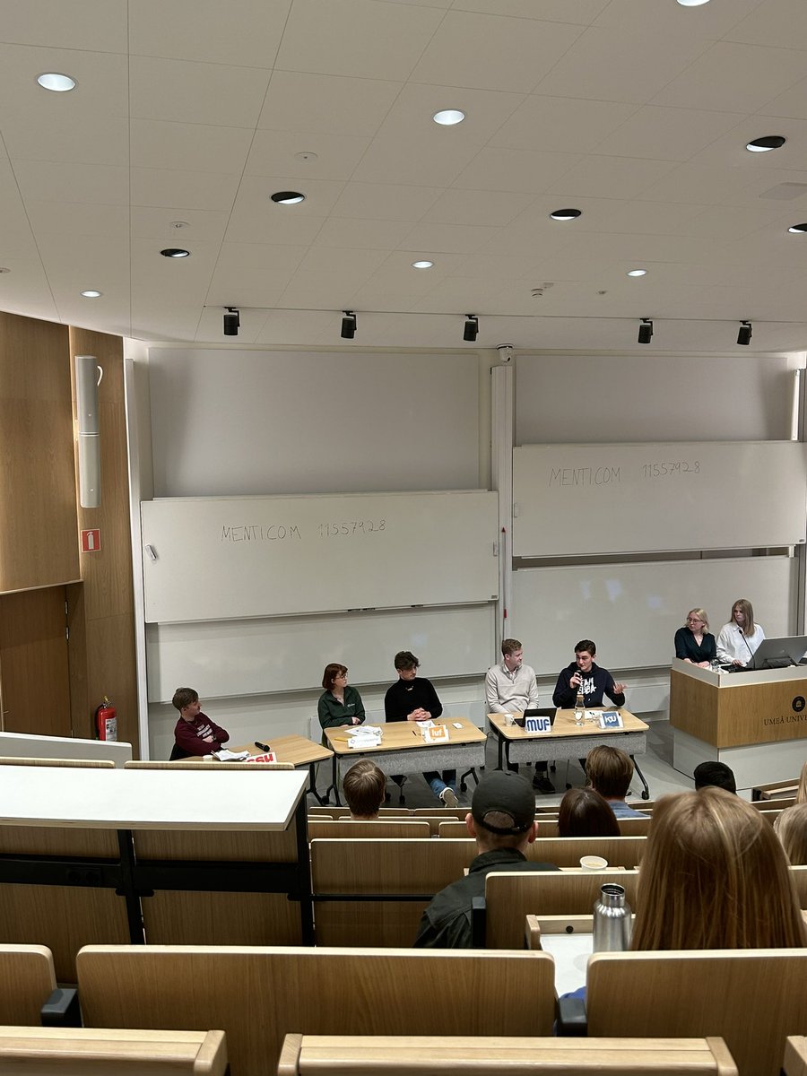 MUF Västerbottens <a href="/JHjeltman/">Jonatan Hjeltman</a> levererade i vanlig ordning i kvällens debatt på Umeå Universitet! 
Kul också att träffa på två gamla klasskompisar från Jämtland (som tyvärr tillhör fel parti 😉) i form av <a href="/LovaBodin/">Lova Bodin</a> och <a href="/kristinaberging/">Kristina Berging</a>! 🙌🏻