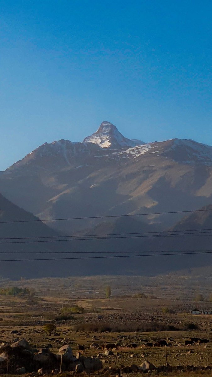 Маттерхорн на самом деле находится на северном побережье озера Ысык-Көл 🇰🇬🏔

Another link between #Kyrgyzstan (aka Switzerland of Asia) and #Switzerland itself can become this peak on the northern part of Yssyk-Köl Lake, identical to Matterhorn Mount 🇰🇬🇨🇭