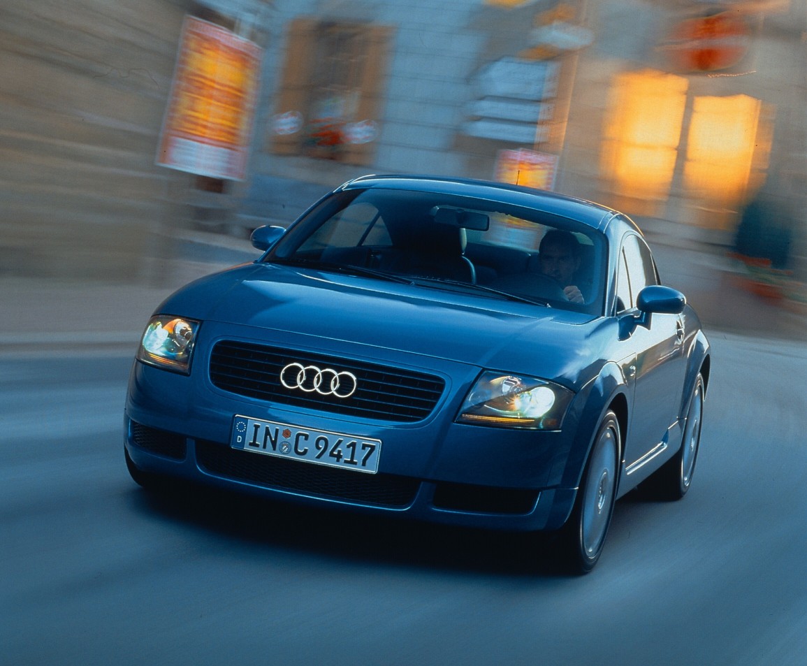 Audi_UY's tweet photo. Un icono del diseño atemporal: El Audi TT cumple 25 años. Inspirado en Bauhaus: el prototipo Coupé presentado en 1995 comenzó a producirse en serie en 1998. https://t.co/6CnDUVixLD