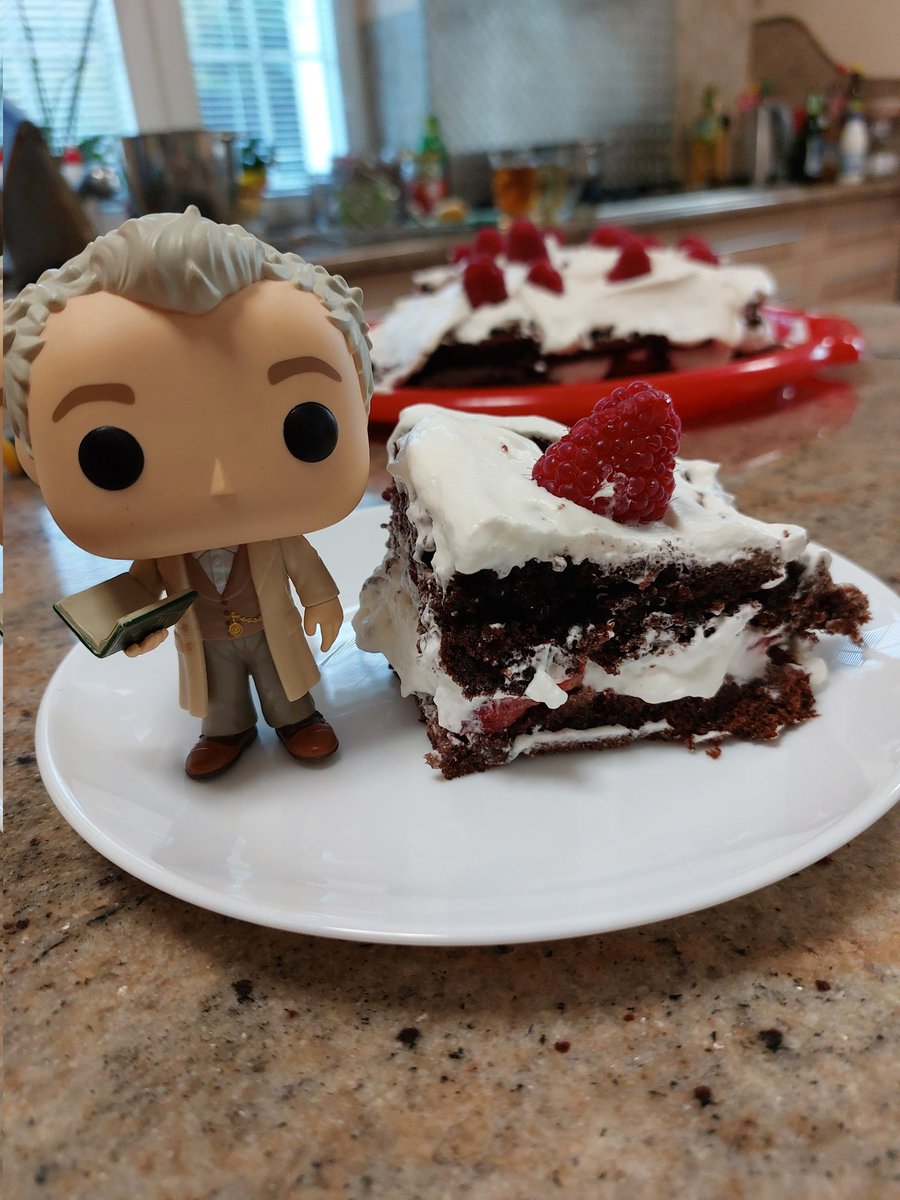 YeetMyAsthma's tweet photo. #BakingWithAziraphale #GoodOmens 
I started making this cake before we got the news, but now that my cake is ready, it's perfect to celebrate the GO2 release date! 28th of July, I can’t wait! https://t.co/pIwhEWoJpY