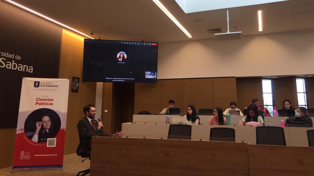 AusEmbCO's tweet photo. Nuestro Vice Embajador y la Jefe de Misión Adjunta ante la ONU 🇺🇳, Dr. Fiona Webster 🇦🇺, participaron de una charla en @unisabana sobre Australia en el sistema multilateral y su lugar en el 🌏. Fue una gran oportunidad para conversar con los estudiantes y acercar nuestros países. https://t.co/vJumKedReM