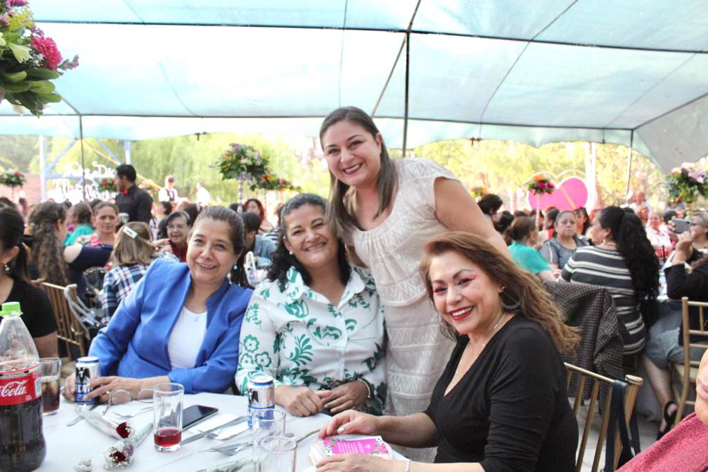 drahuizar's tweet image. ✨#DíaDeLaMadre Festejando a las Mamás del Sindicato del @DurangoCap

Mujeres que día a día trabajan con entrega y son también pilar de su familia.

Un gusto celebrar con ustedes, muchas gracias a Jorge Luis Sánchez, Secretario Gral @SUTM_Dgo por la invitación.
!Felicidades!