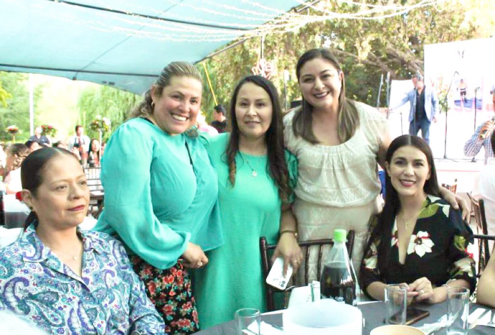 drahuizar's tweet image. ✨#DíaDeLaMadre Festejando a las Mamás del Sindicato del @DurangoCap

Mujeres que día a día trabajan con entrega y son también pilar de su familia.

Un gusto celebrar con ustedes, muchas gracias a Jorge Luis Sánchez, Secretario Gral @SUTM_Dgo por la invitación.
!Felicidades!