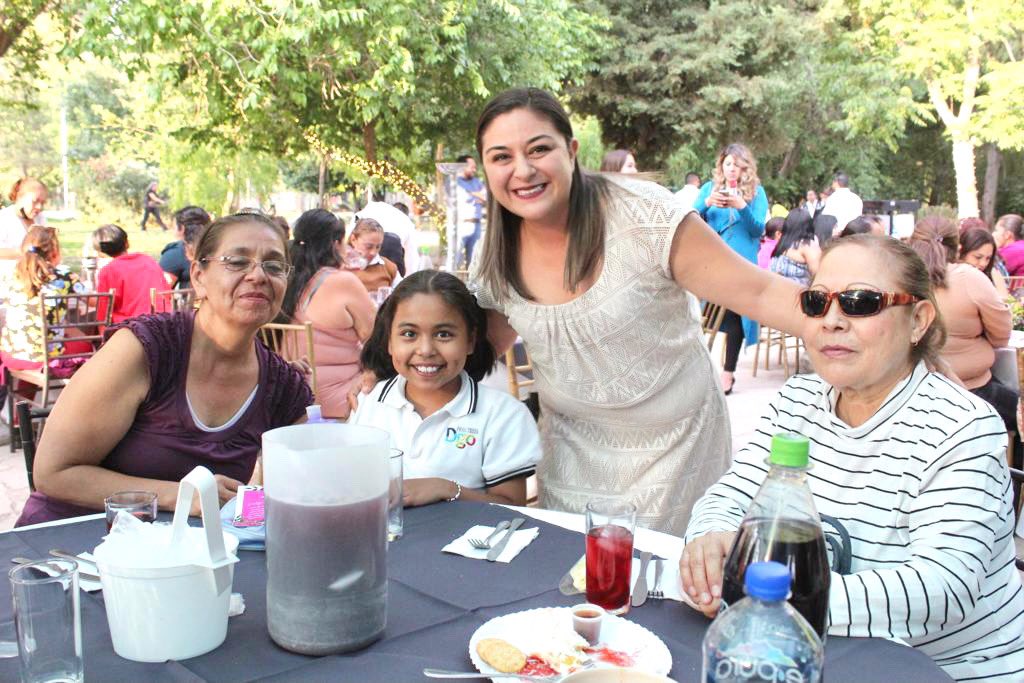 drahuizar's tweet image. ✨#DíaDeLaMadre Festejando a las Mamás del Sindicato del @DurangoCap

Mujeres que día a día trabajan con entrega y son también pilar de su familia.

Un gusto celebrar con ustedes, muchas gracias a Jorge Luis Sánchez, Secretario Gral @SUTM_Dgo por la invitación.
!Felicidades!