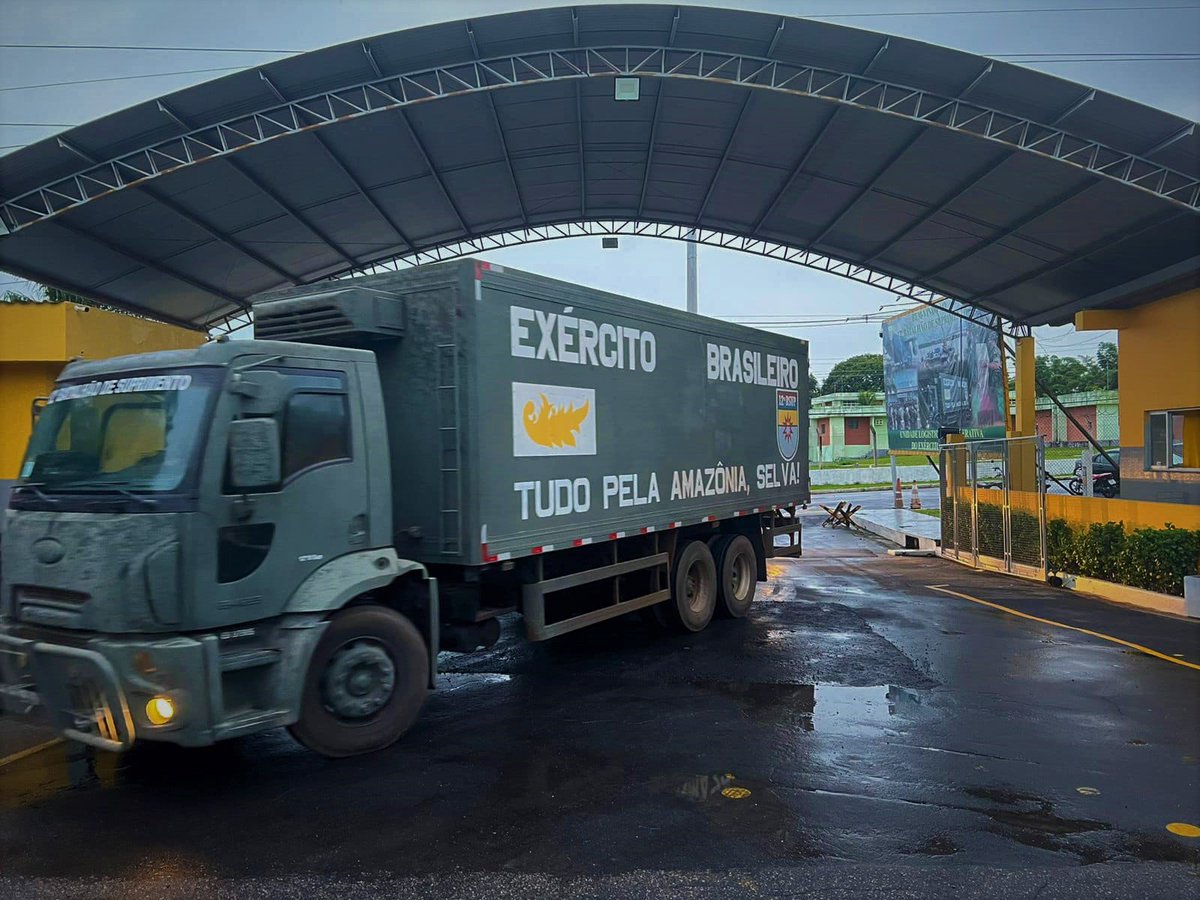 cma_exercito's tweet photo. #Operacionalidade🚛OPERAÇÃO SATERÉ-MAWÉ - 12º Batalhão de Suprimento realiza 6º comboio rodoviário de 2023, com destino à Boa Vista-RR, provendo suprimentos para a 1ª Brigada de Infantaria de Selva e @OpAcolhida. Foram mais de 750 Km de estrada, pela BR-174.
#Suprir
#Transportar https://t.co/mdG0FOIwgW