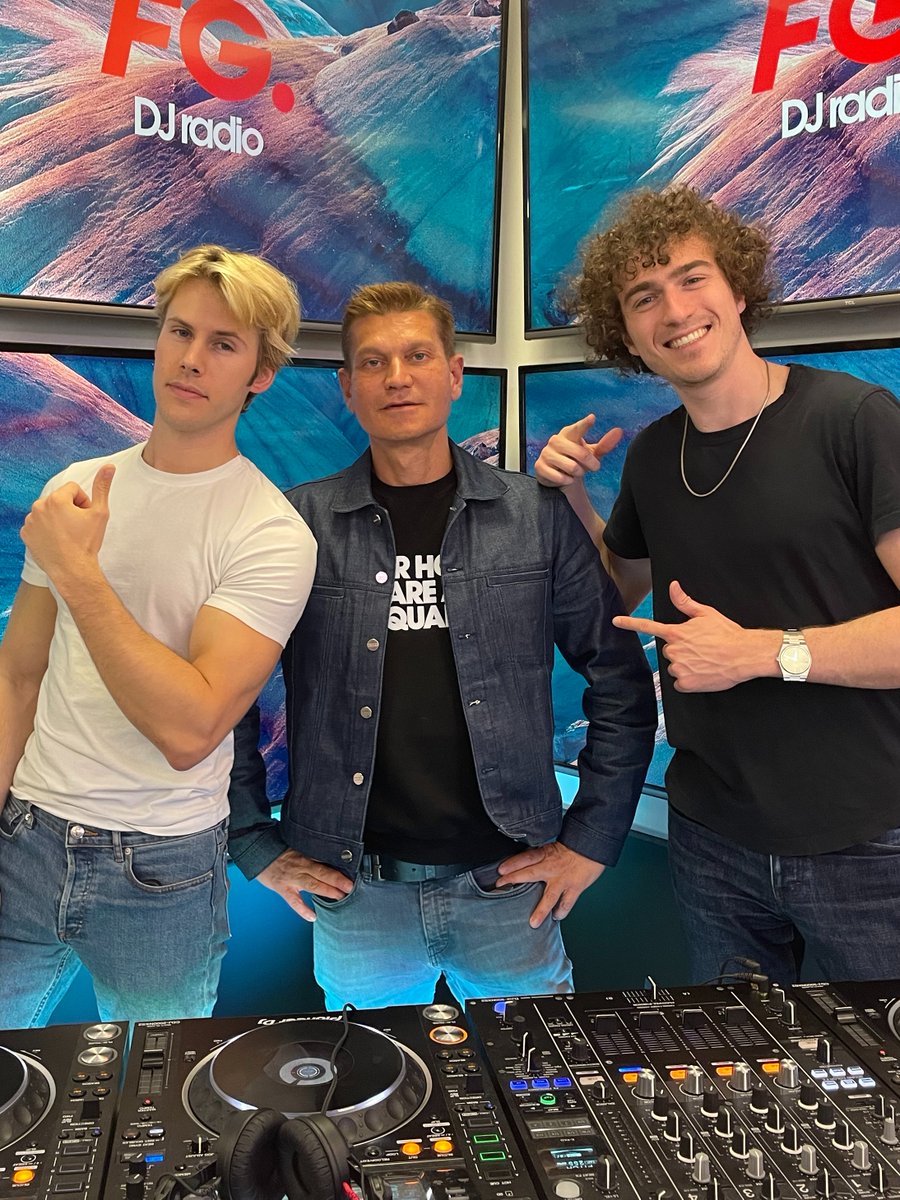 #Ofenbach nous présente leur dernier single « Can’t Forget You » : « On a fait ce track en featuring avec @jamesblunt et @jamescarter, c’était super de travailler avec eux... Il n'y a pas vraiment de secret pour faire une bonne mélodie, il faut juste qu'elle reste en tête »