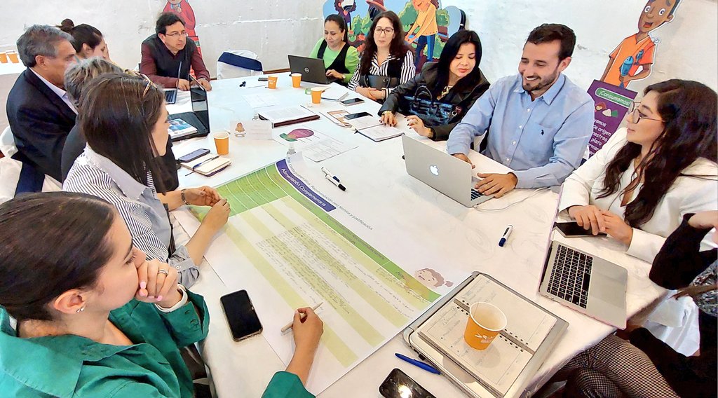 FAOEcuador's tweet photo. 🔵 Bajo una metodología participativa será posible construir las recomendaciones técnicas nutricionales y en sistemas alimentarios. 

👉 Como resultado Ecuador contará con los mensajes y la imagen de las #GABSAEcuador. https://t.co/FucY6yLdAO