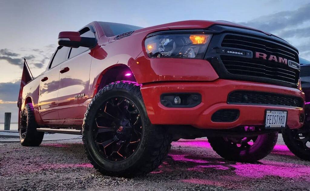 ❤️ @feistyred5.7 sittin’ nice on her Fuel Assaults! Upgrades: @diablosportllc Trinity T2 Preformance Tuner @motofablifts 2.5' level @roughcountry grille lights @flowmaster_official Outlaw Dual Exhaust @fueloffroad Fuel Assult 20x10 @kanatitires Trail … instagr.am/p/CsEfeY3x-Yn/