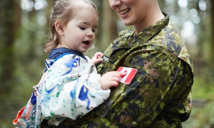 Bonne fête des mères à toutes les mamans des FAC et de la GRC, aux mamans de militaires en service, aux mamans de vétérans et à toutes les Mères de la Croix d’argent. Nous espérons que votre journée est remplie de joie.