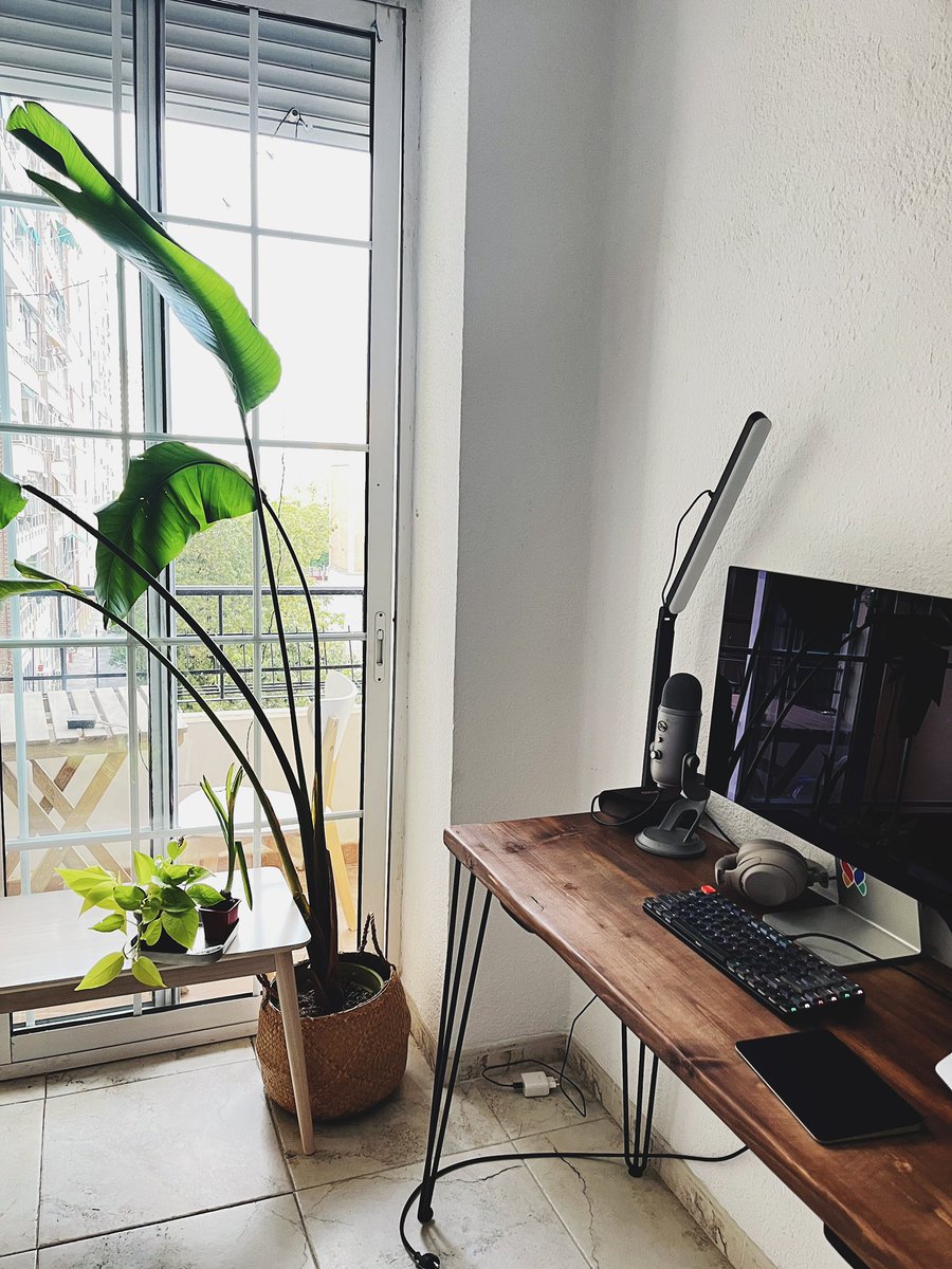 alenanik11's tweet photo. I’ve been wanting a wooden desk and a little bit more light for the working area for some time now 😌
#setupUpdate https://t.co/zUYO9YwIKe